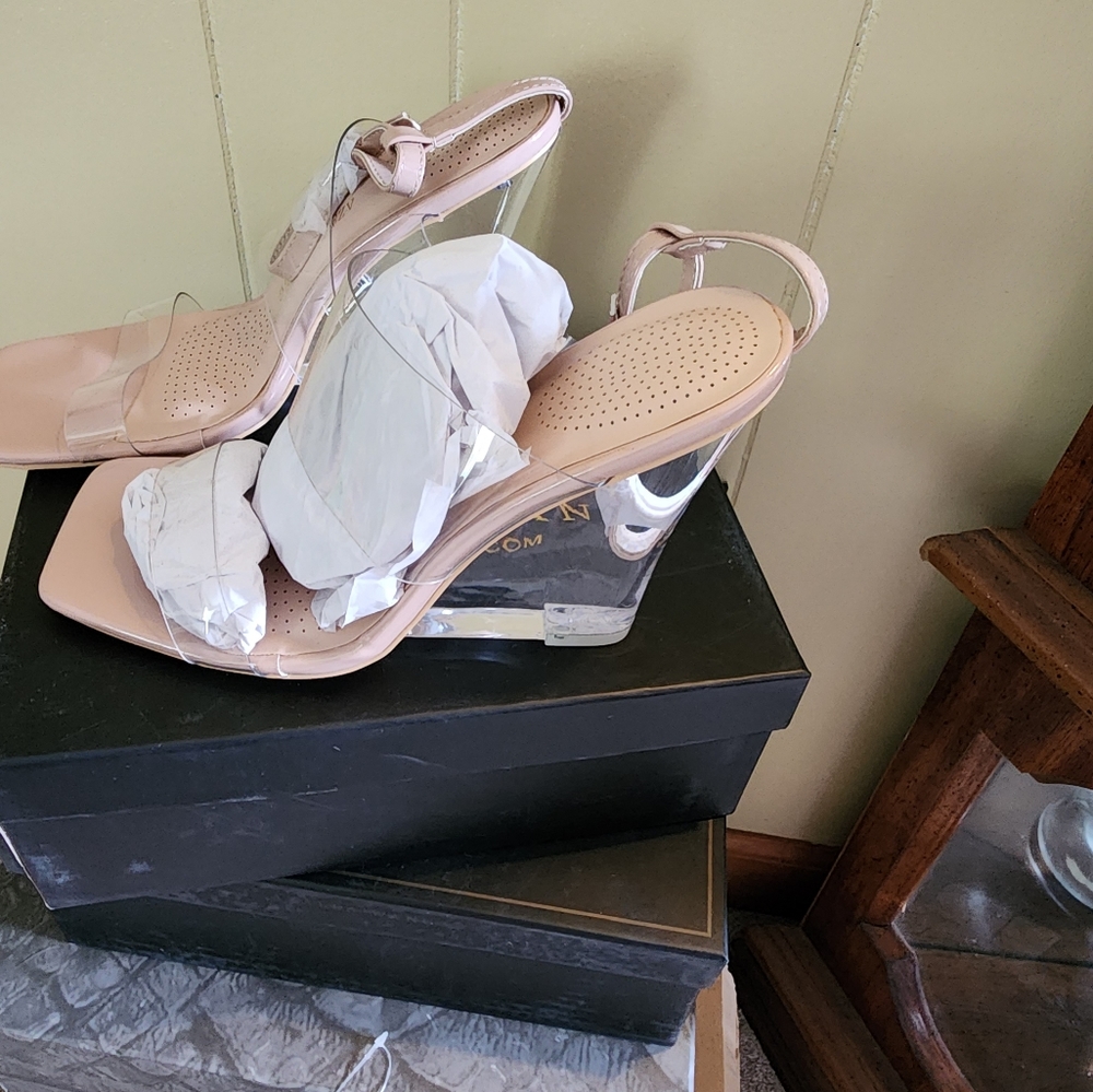 BOOTS - Picture 2 of 4